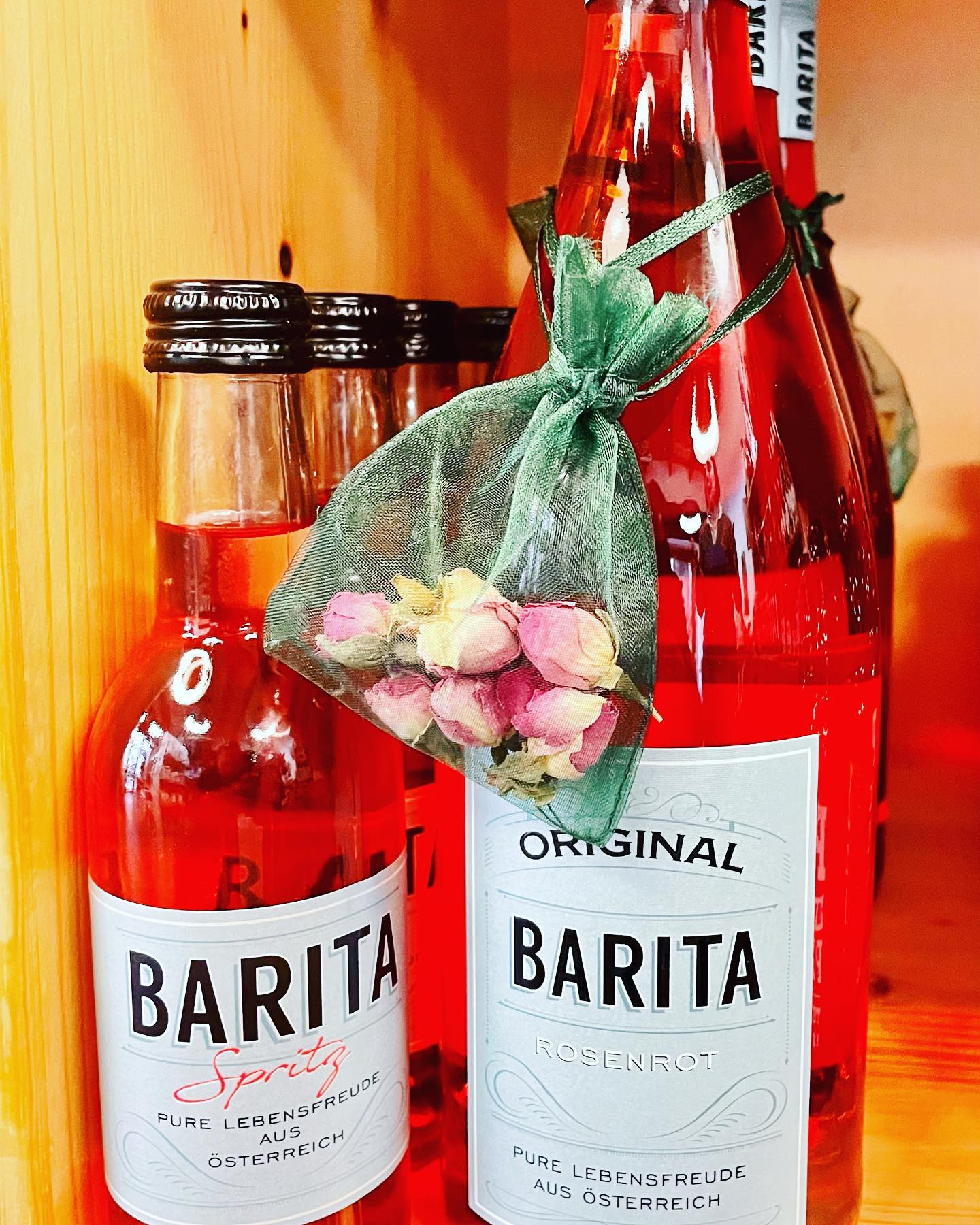 Rosenknospen auf der Flasche 🌹 zum Romantik - Spritzer BARITA heute gesehen bei Grünhilde
#top #siehtgutaus #baritaspritz #barita_romantiker #loveyourlife