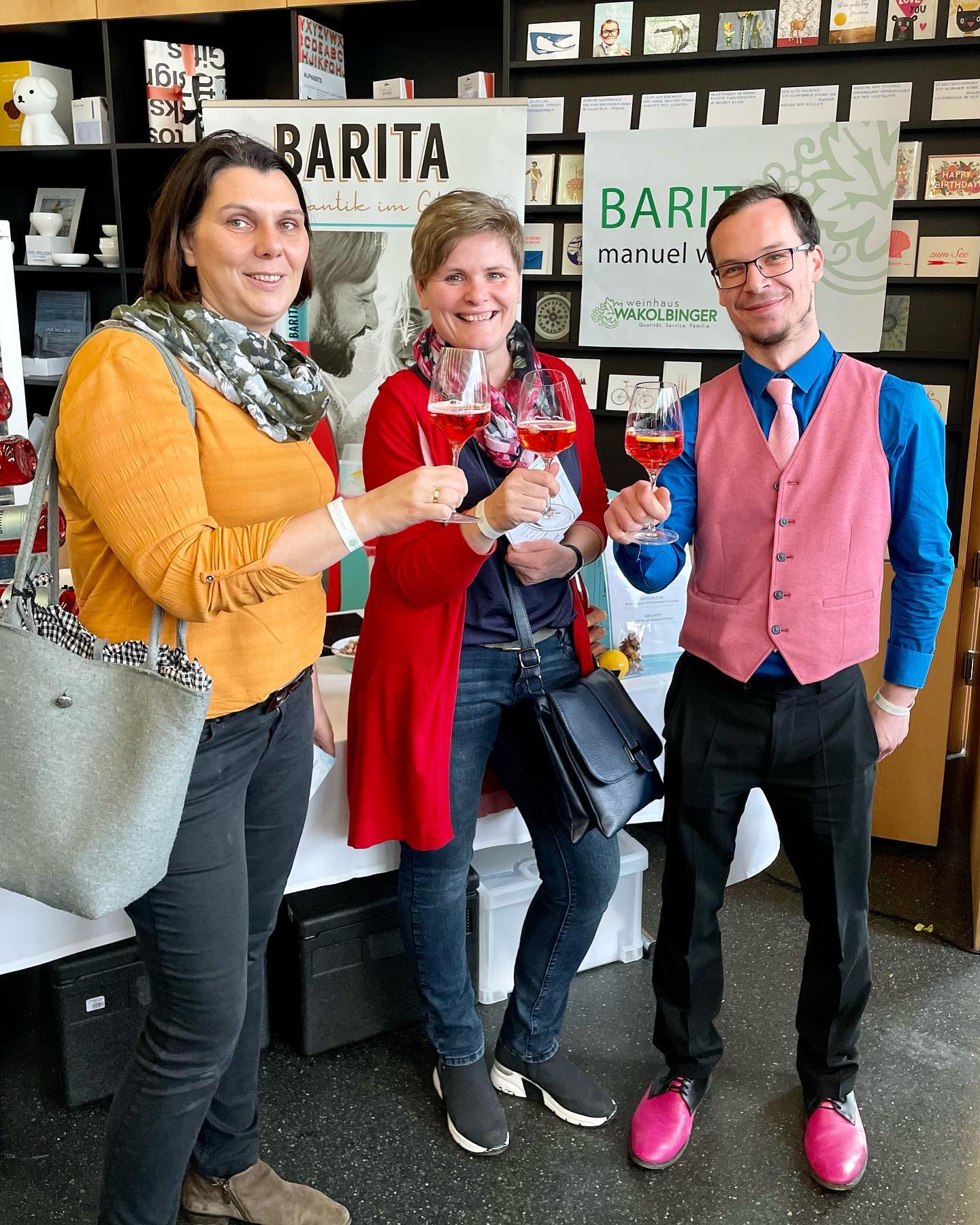 Bei Wakolbinger‘s Weinwunder durfte BARITA mit neuen Rezepten nicht fehlen, Danke!
#weinhauswakolbinger #barita_romantiker #wein #kolkmannwine #spritzer #lentos #linz #danube #nicetime #loveyourlife