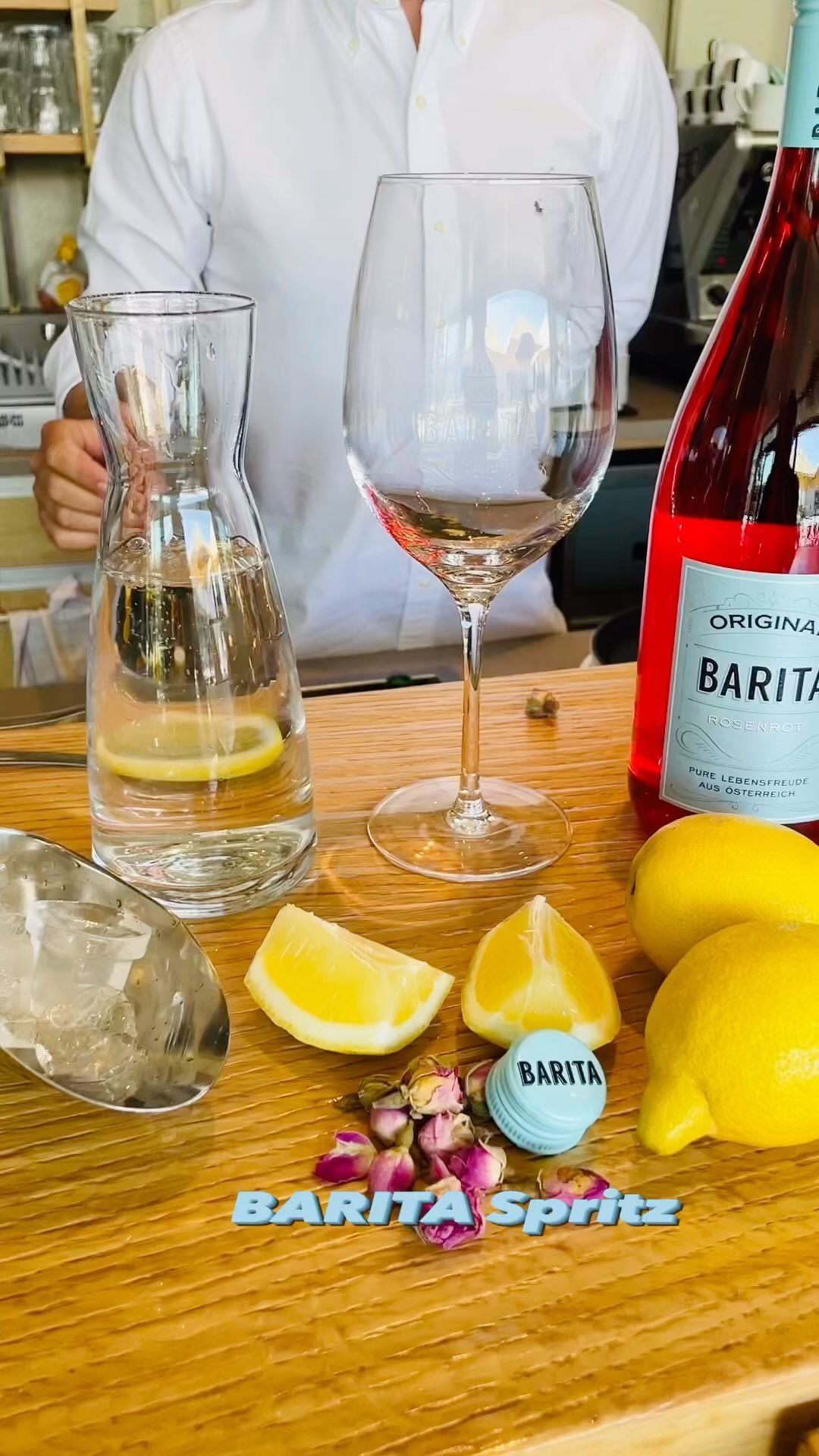 BARITA Spritz - zaubert Schmetterlinge in den Bauch
- 0,25 L Soda
- 0,25 L BARITA
- Eiswürfel
- Zitronenscheibe
- Rosenknospe
#baritaspritz #summer #spritzer #schmetterlingeimbauch #wein #summer #loveyourlife