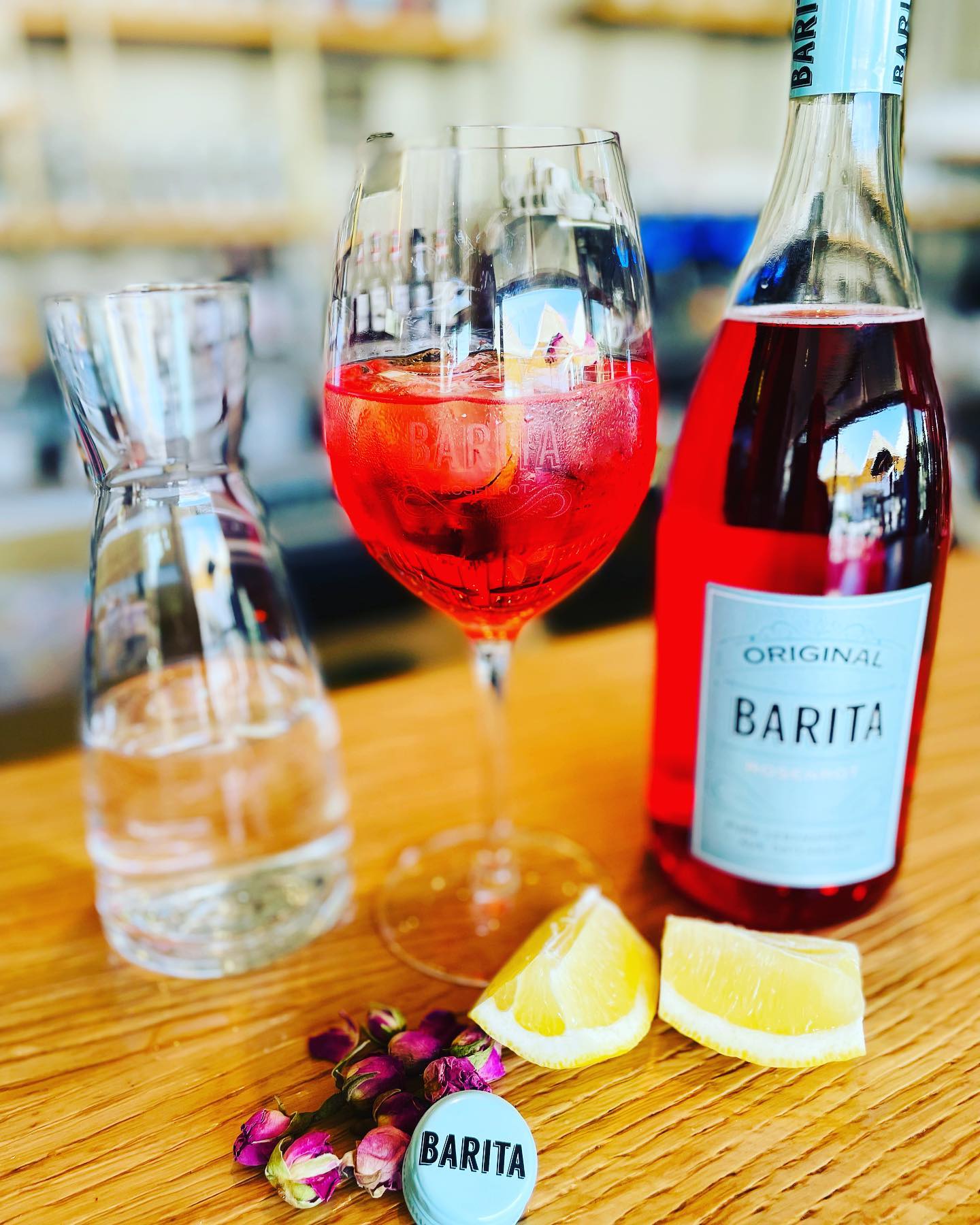 Barita Spritz zaubert Schmetterlinge in den Bauch
#baritaspritz #schmetterlinge #spritzer #wein #summer #madeinaustria #romantic #loveyourlife